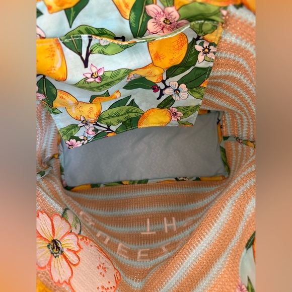 Vera Bradley Squeeze the Day Lemon Grove Beach Bag - Picture 4 of 5